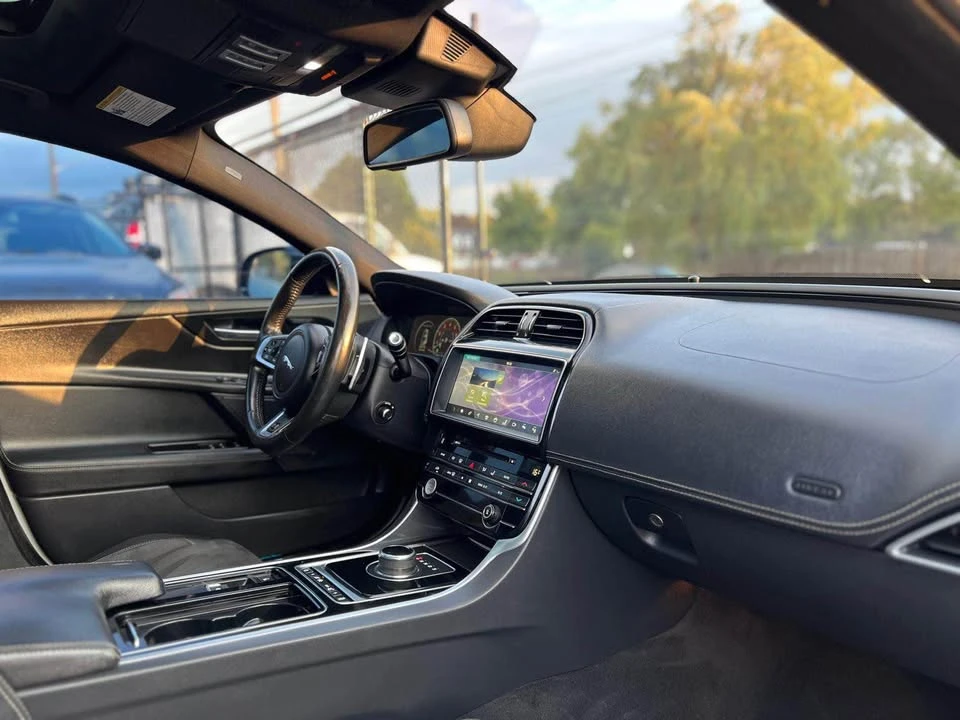 2018 Jaguar XE - Image 10 of 20