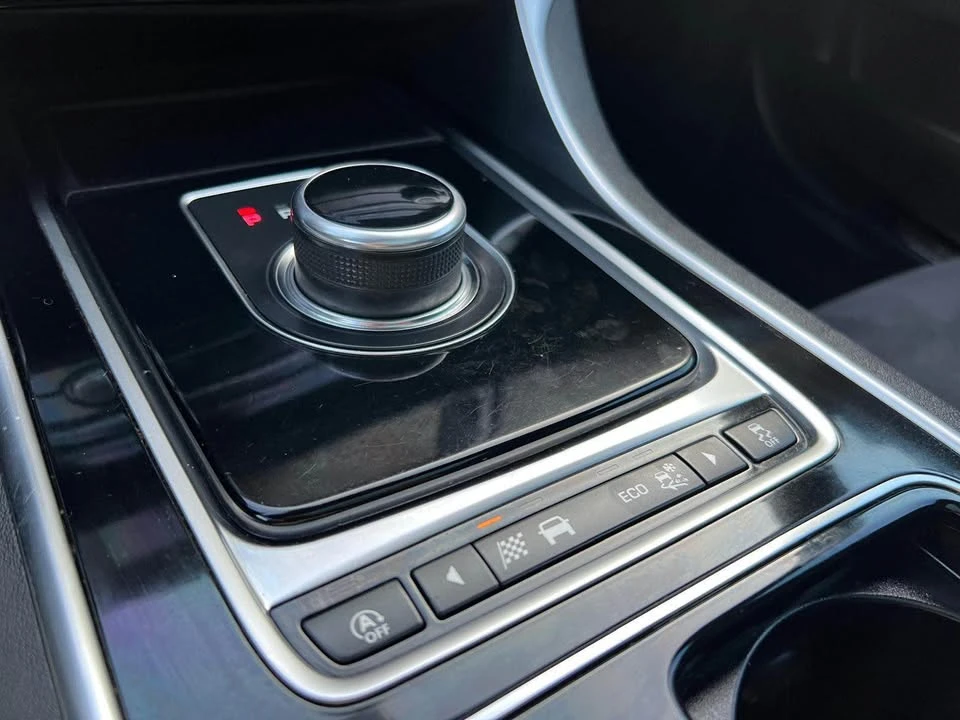 2018 Jaguar XE - Image 14 of 20