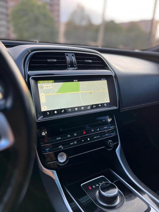 2018 Jaguar XE - Image 15 of 20