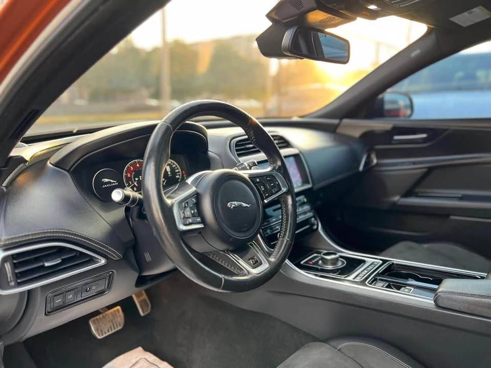 2018 Jaguar XE - Image 8 of 20