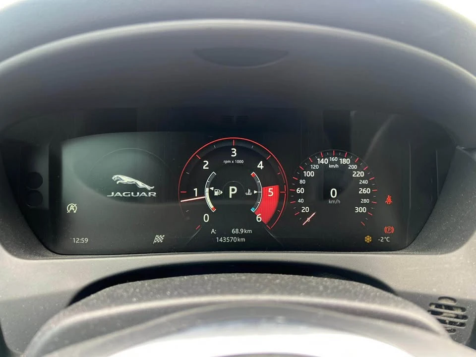 2018 Jaguar XE - Image 5 of 16