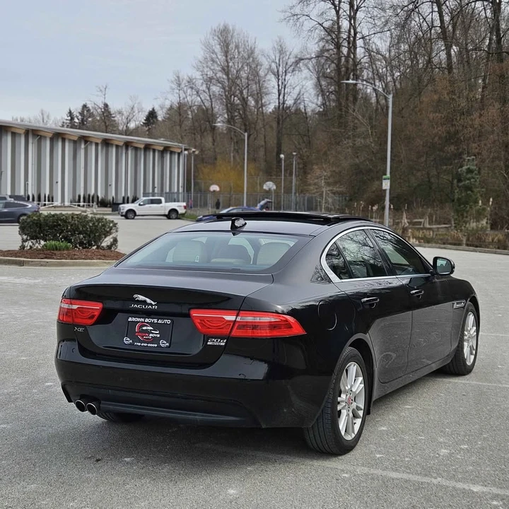 2018 Jaguar XE - Image 5 of 8