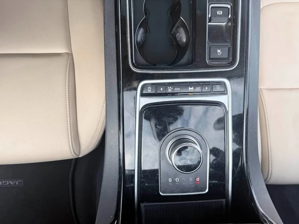 2018 Jaguar XE - Image 15 of 17