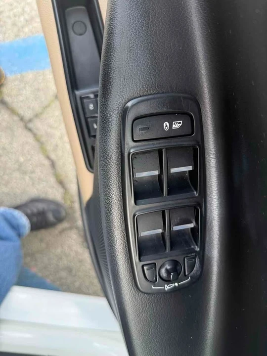 2018 Jaguar XE - Image 12 of 17