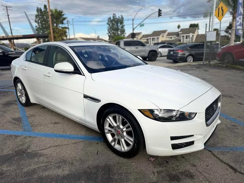 2018 Jaguar XE - Image 6 of 17