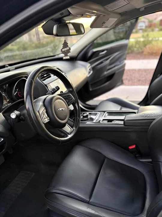 2018 Jaguar XE - Image 10 of 15