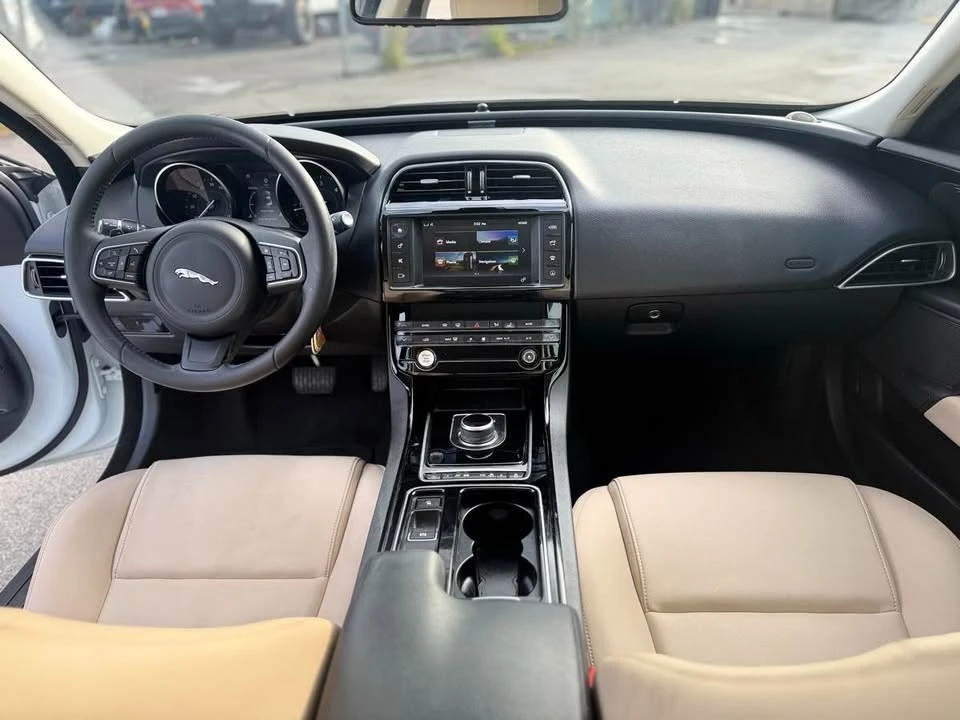 2018 Jaguar XE - Image 10 of 17