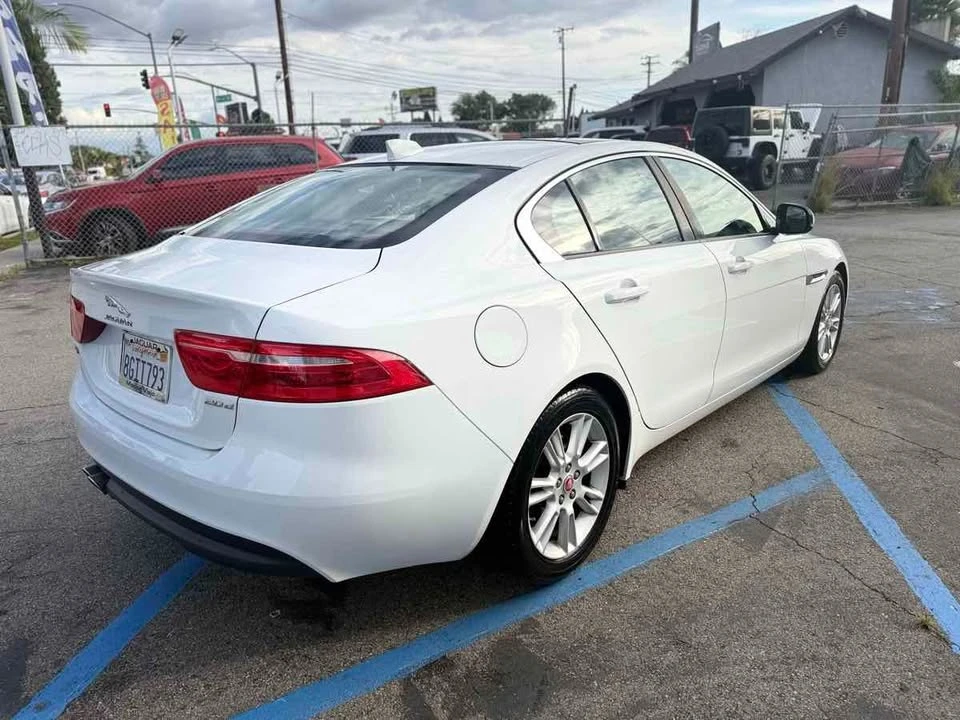 2018 Jaguar XE - Image 5 of 17