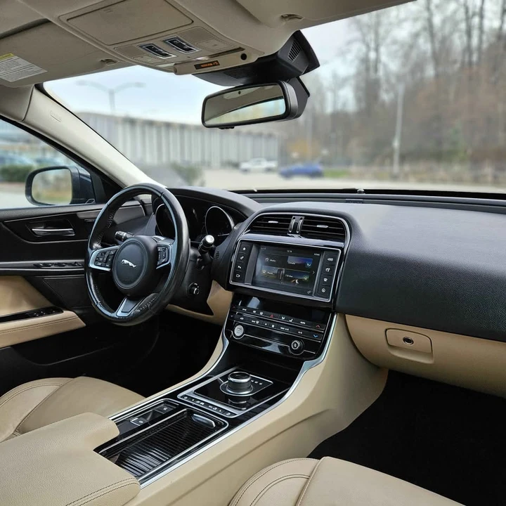 2018 Jaguar XE - Image 4 of 7