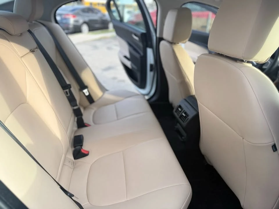 2018 Jaguar XE - Image 9 of 17