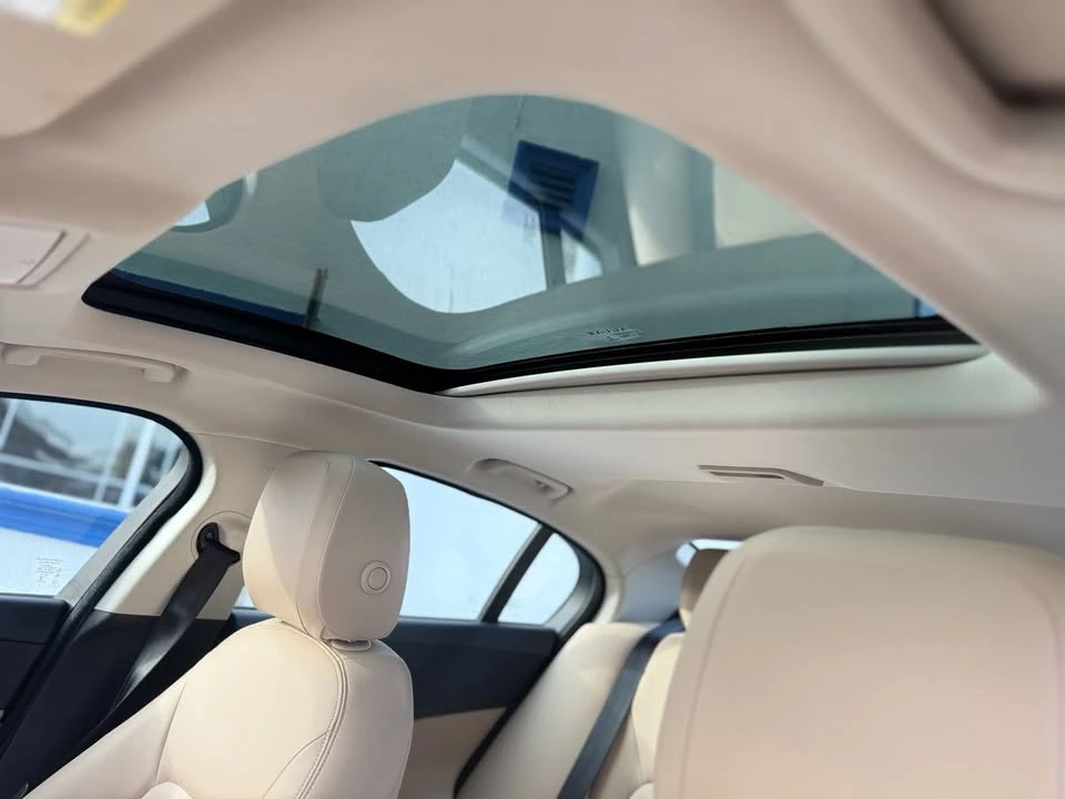 2018 Jaguar XE - Image 13 of 17