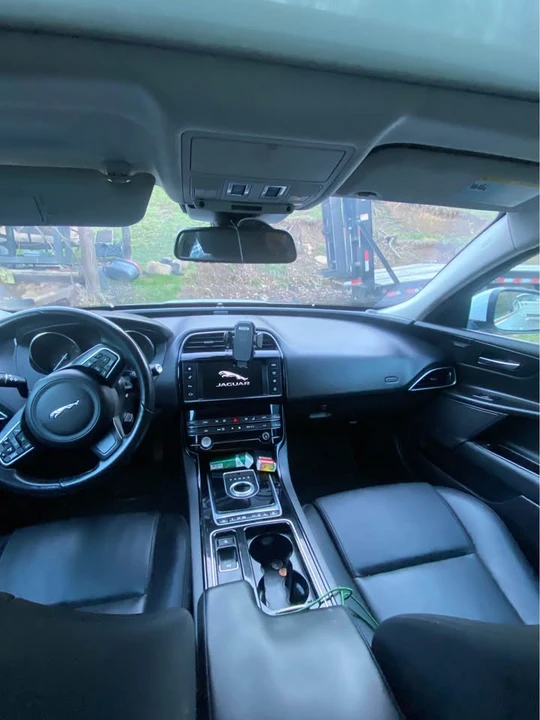 2018 Jaguar XE - Image 5 of 8