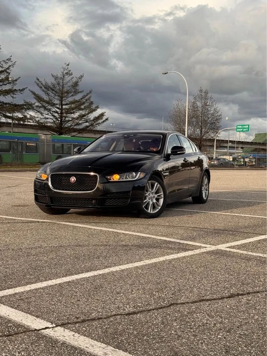 2018 Jaguar XE - Image 4 of 16
