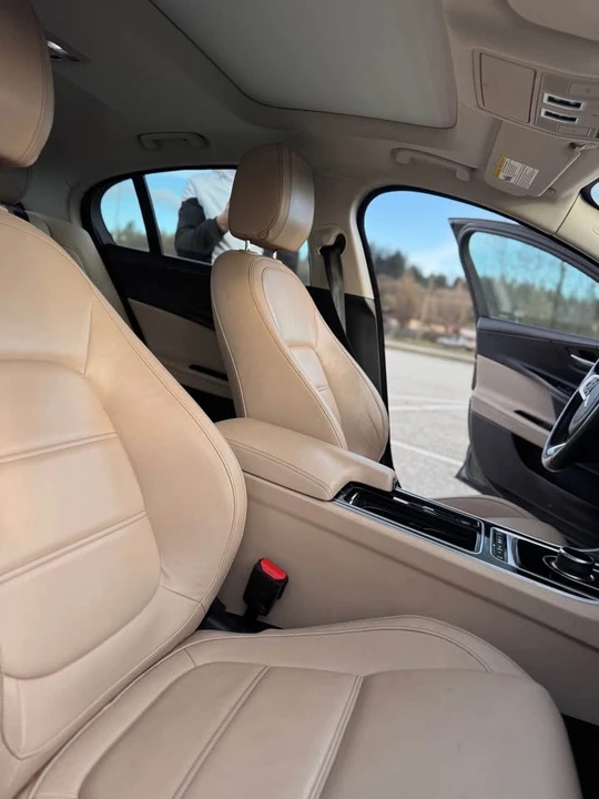 2018 Jaguar XE - Image 11 of 16
