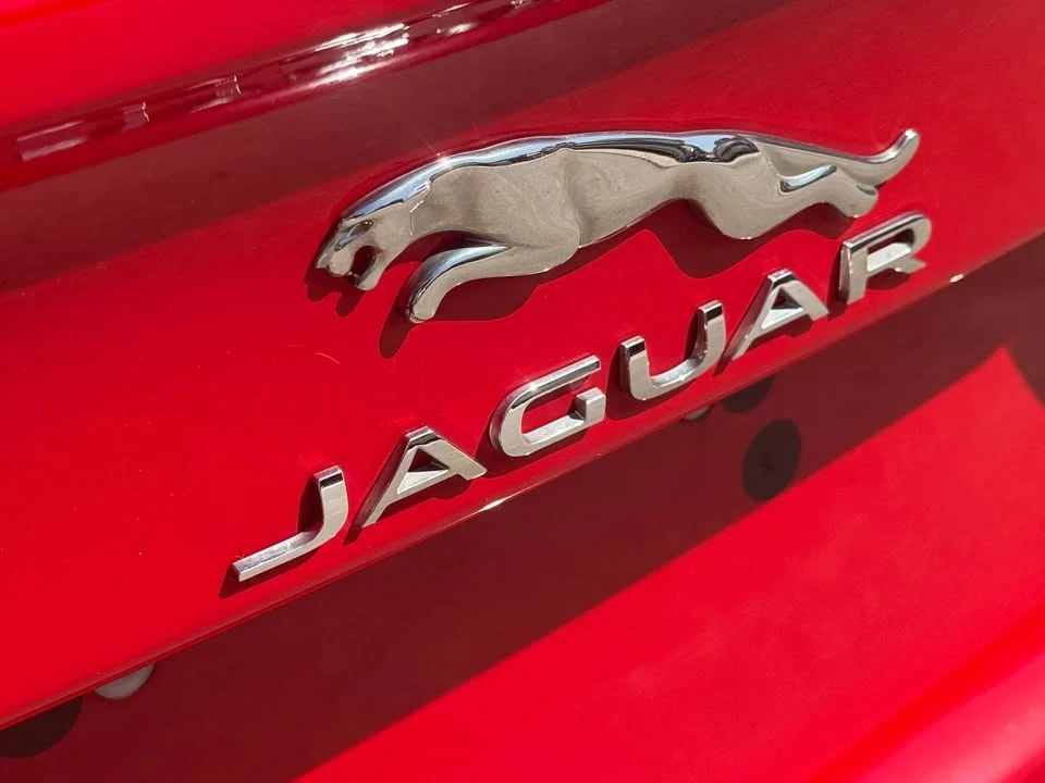 2018 Jaguar XE - Image 11 of 20