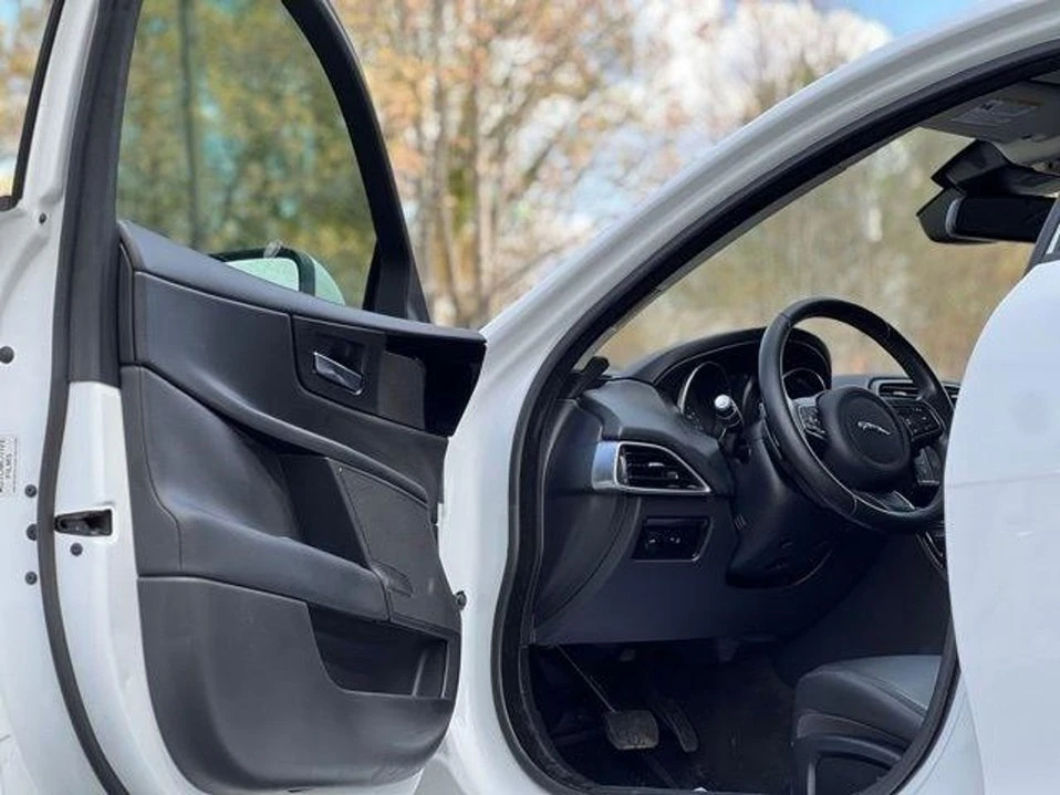 2018 Jaguar XE - Image 8 of 20