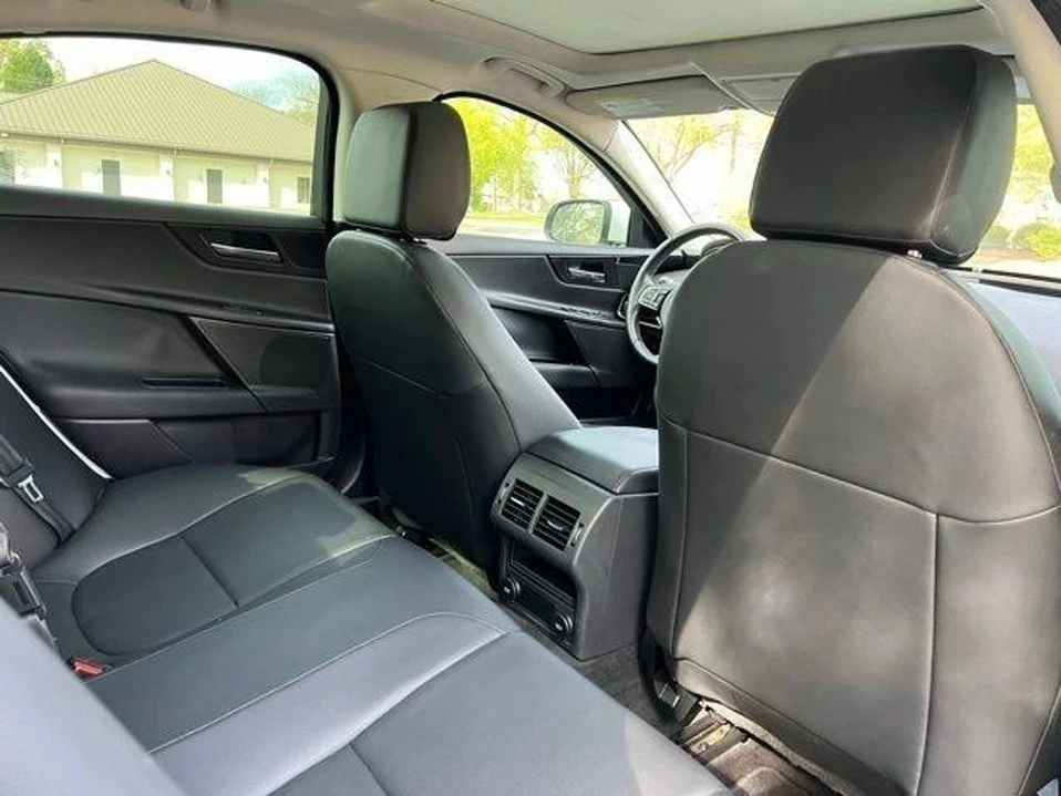 2018 Jaguar XE - Image 17 of 20