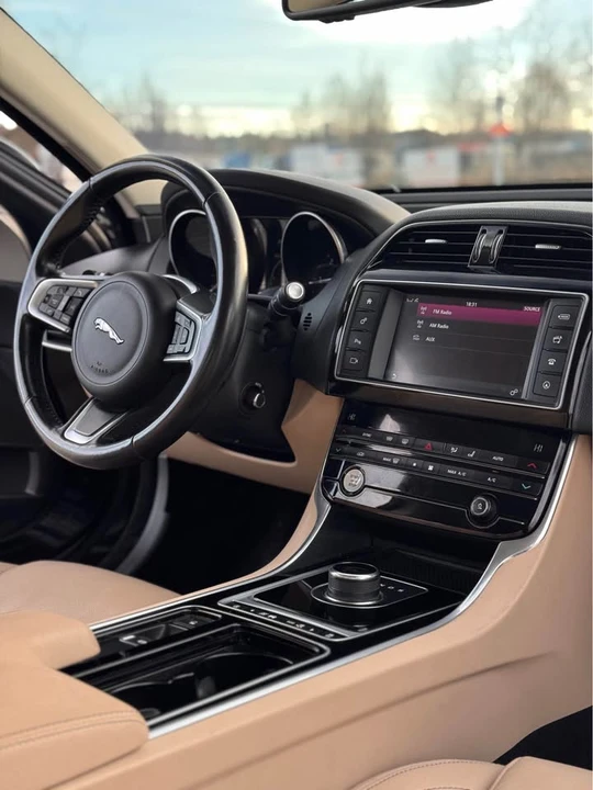 2018 Jaguar XE - Image 9 of 16