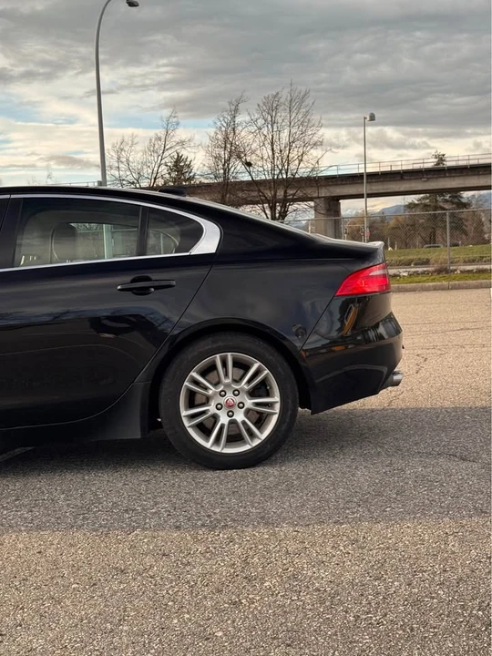 2018 Jaguar XE - Image 8 of 16