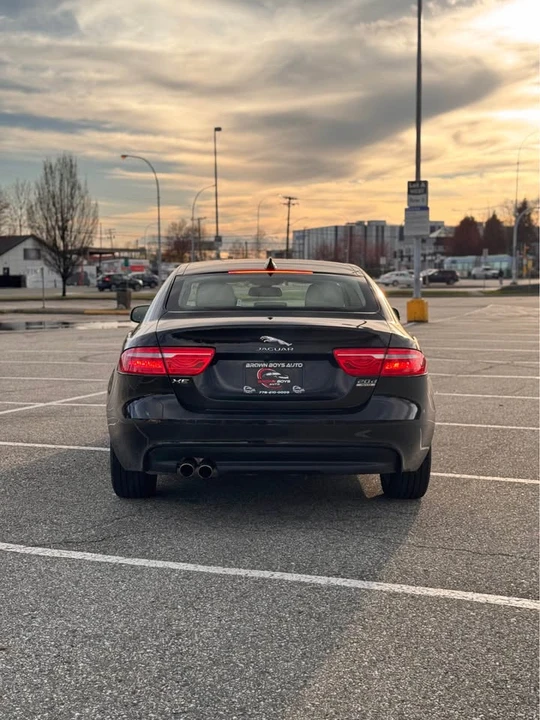 2018 Jaguar XE - Image 12 of 16