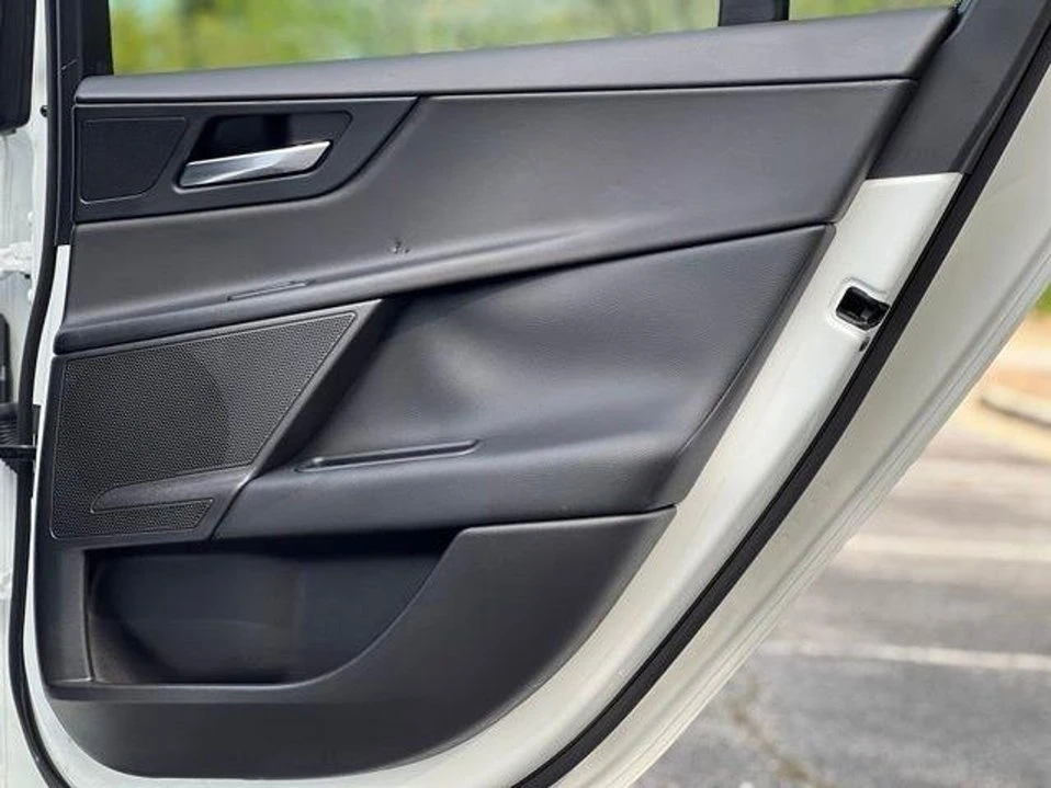 2018 Jaguar XE - Image 16 of 20