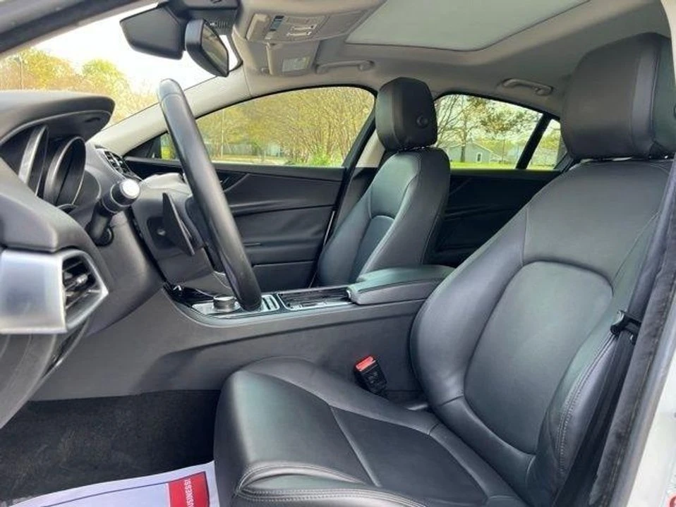 2018 Jaguar XE - Image 11 of 20