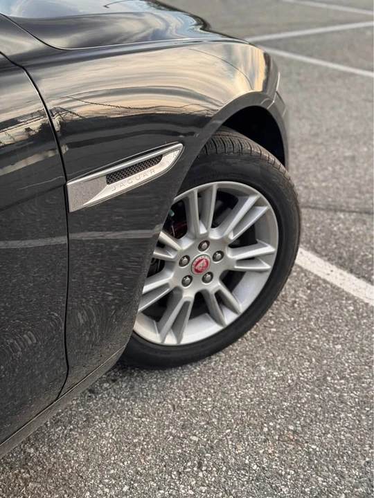 2018 Jaguar XE - Image 10 of 16