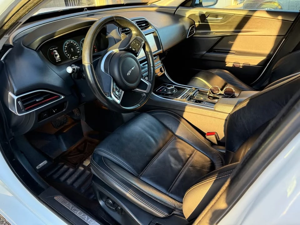 2018 Jaguar XE - Image 4 of 8