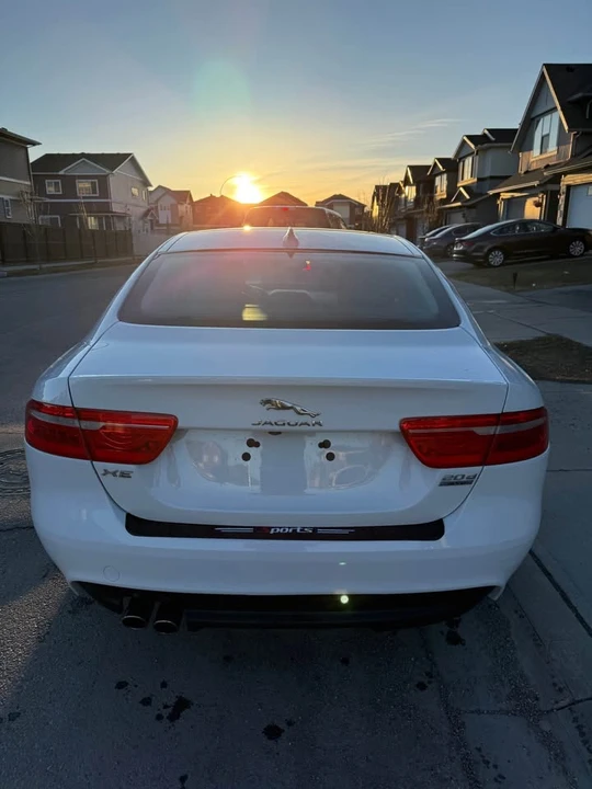 2018 Jaguar XE - Image 6 of 8