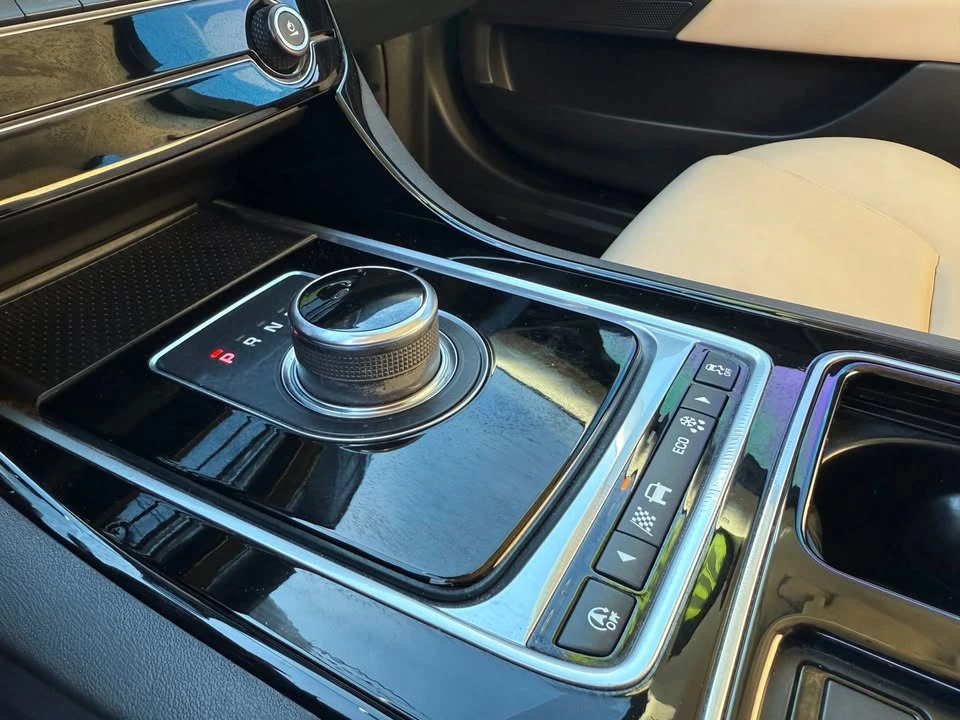 2018 Jaguar XE - Image 19 of 19