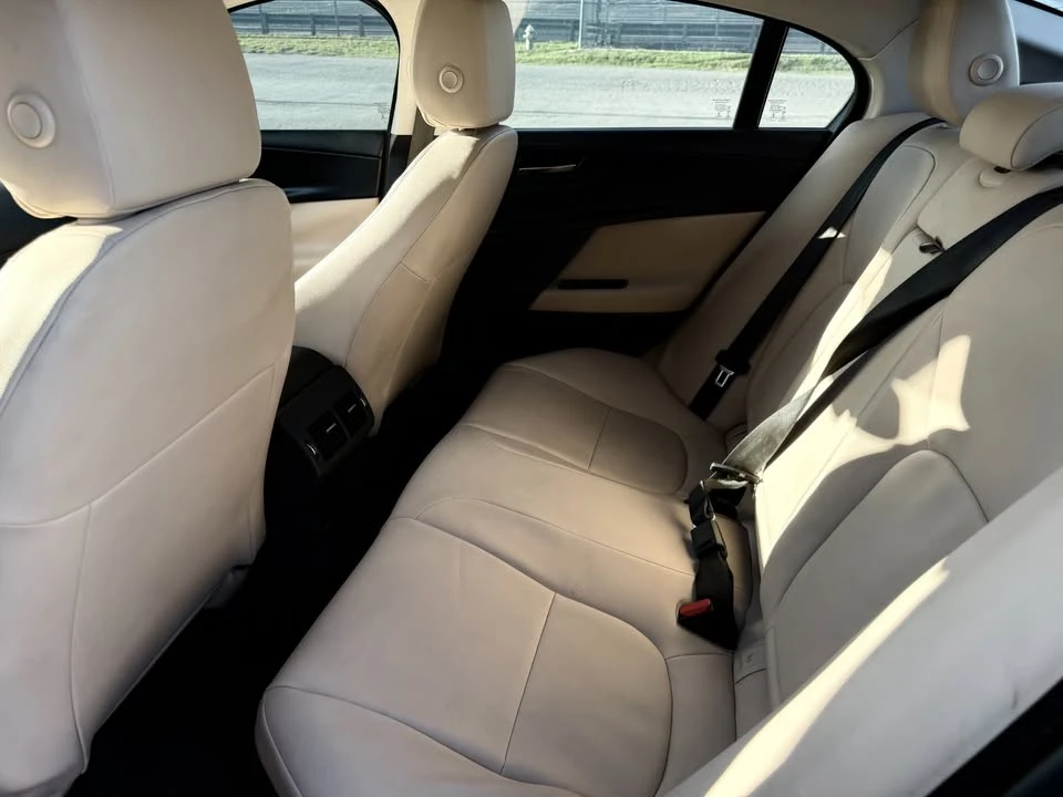2018 Jaguar XE - Image 12 of 19