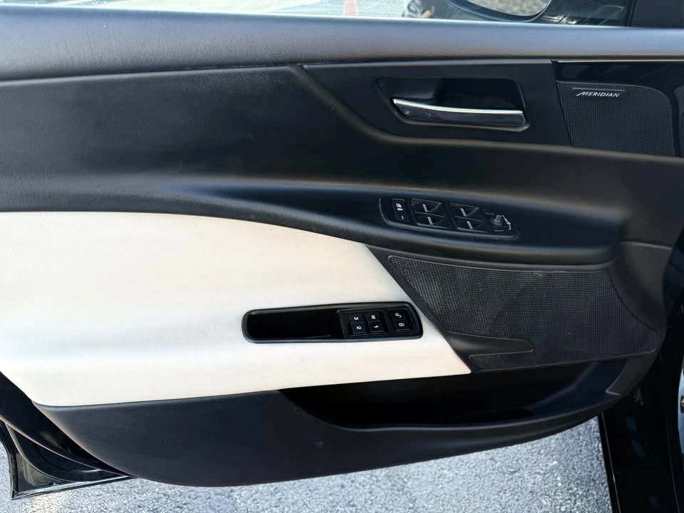 2018 Jaguar XE - Image 9 of 19