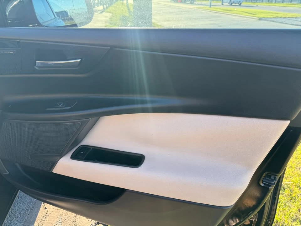 2018 Jaguar XE - Image 15 of 19