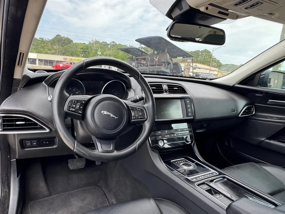 2018 Jaguar XE - Image 10 of 13