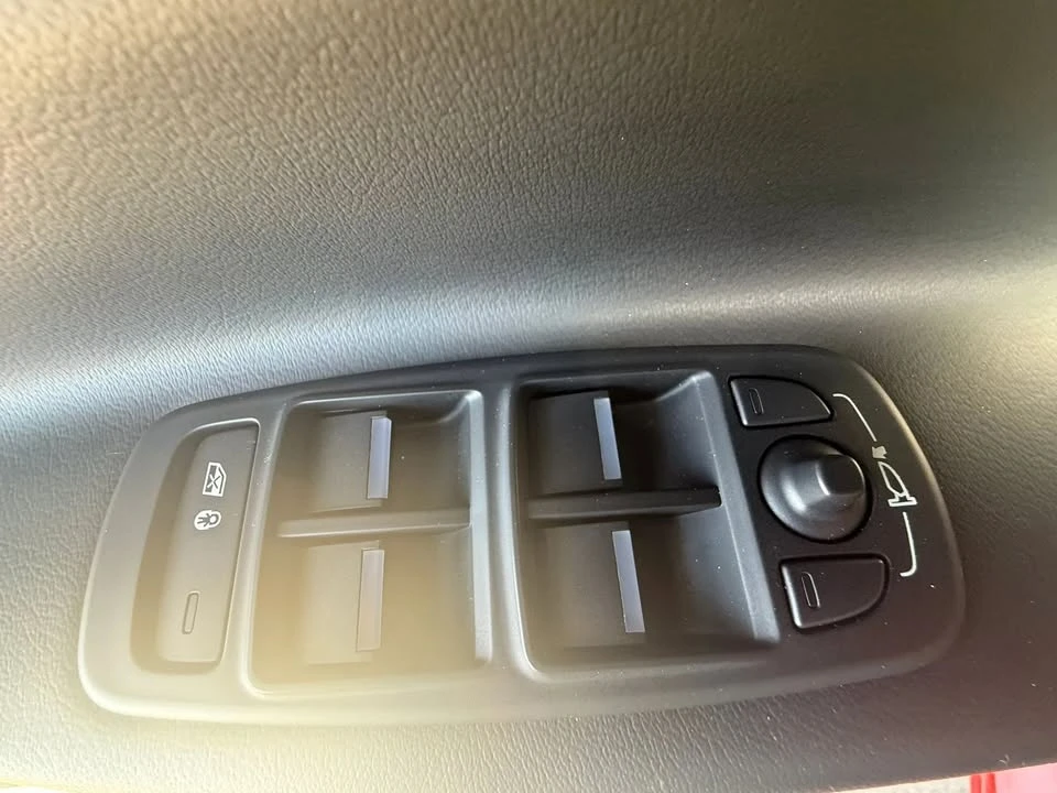 2018 Jaguar XE - Image 15 of 20
