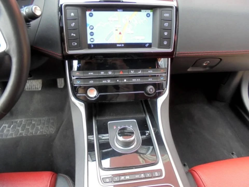 2018 Jaguar XE - Image 17 of 20