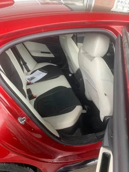 2018 Jaguar XE - Image 10 of 11