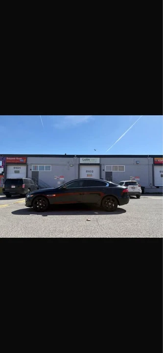 2018 Jaguar XE - Image 2 of 15