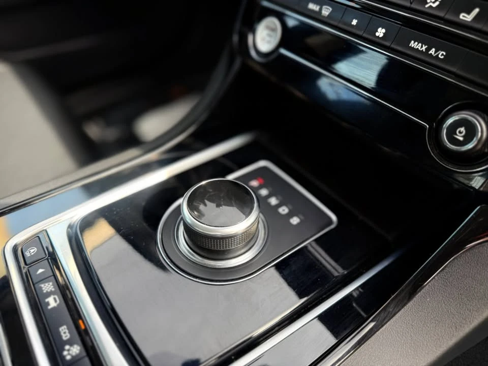 2018 Jaguar XE - Image 6 of 14