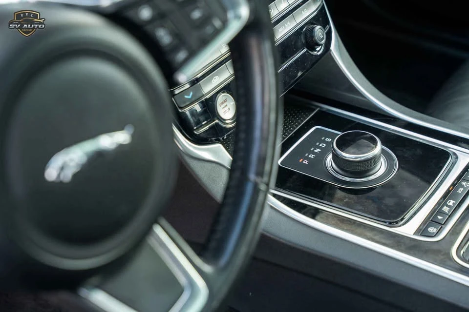 2018 Jaguar XE - Image 9 of 18