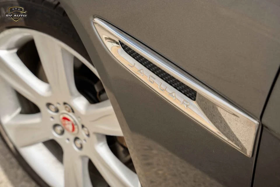 2018 Jaguar XE - Image 16 of 18