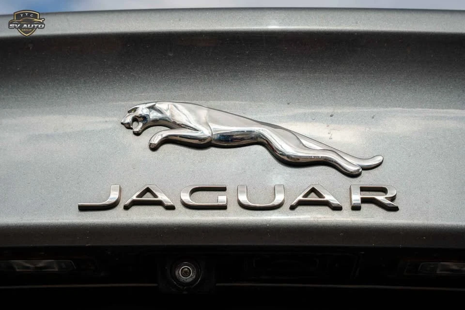 2018 Jaguar XE - Image 12 of 18