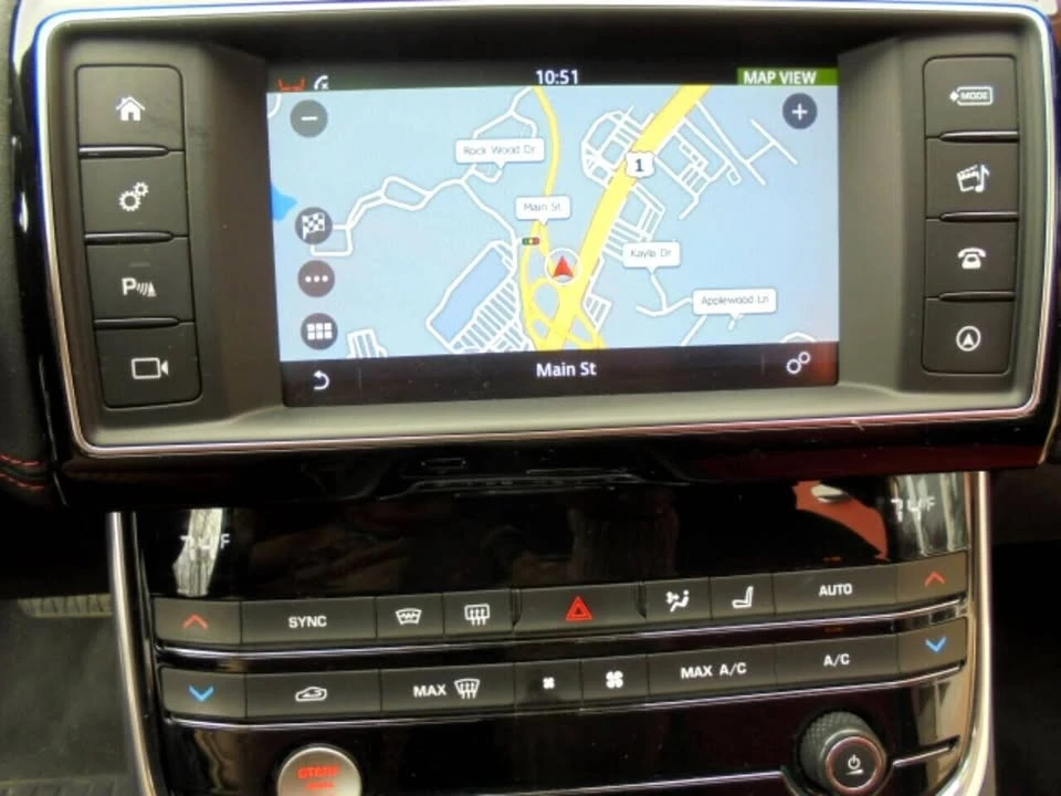 2018 Jaguar XE - Image 18 of 20