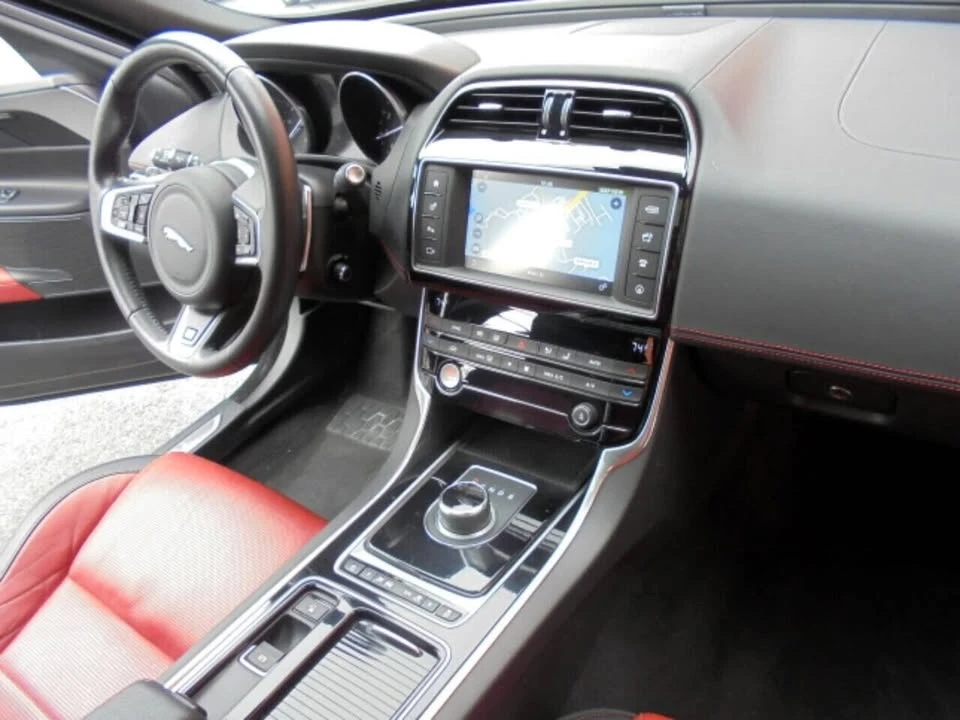 2018 Jaguar XE - Image 9 of 20