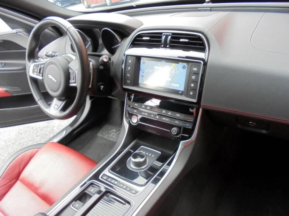 2018 Jaguar XE - Image 8 of 20