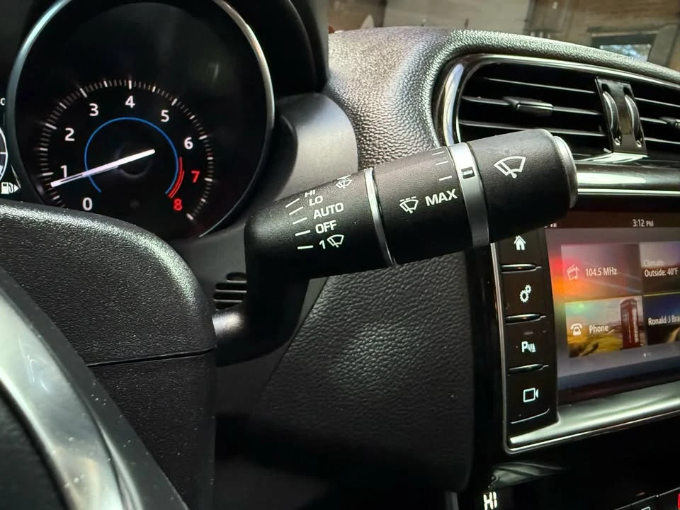 2018 Jaguar XE - Image 17 of 20