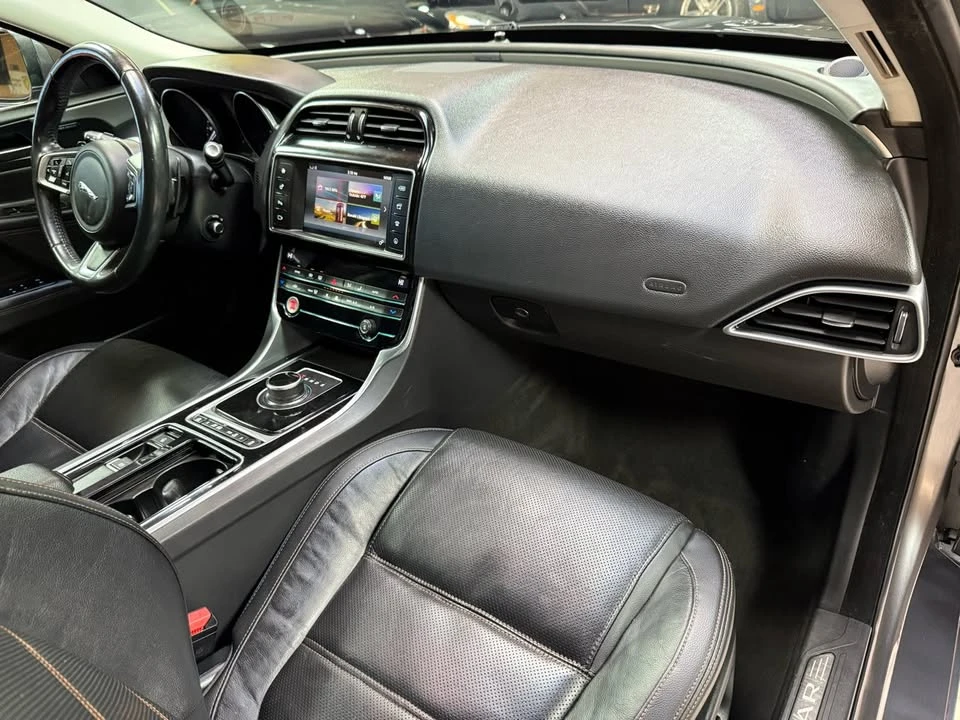 2018 Jaguar XE - Image 11 of 20