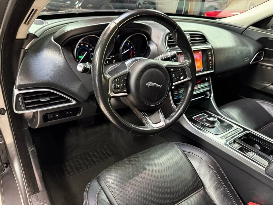 2018 Jaguar XE - Image 9 of 20