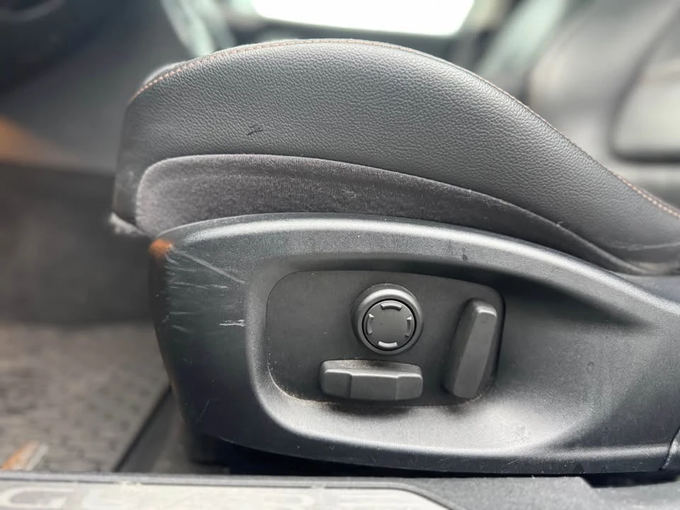 2018 Jaguar XE - Image 9 of 18