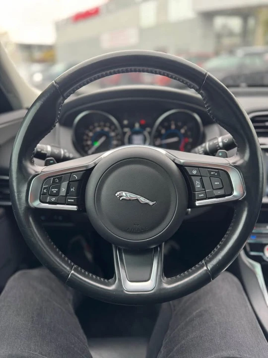 2018 Jaguar XE - Image 10 of 18